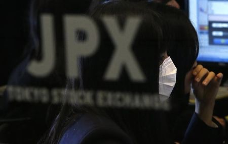 　１２月８日、寄り付きの東京株式市場で、日経平均株価は前営業日比８円２８銭安の１万９６８９円８７銭と小反落で始まった。２０１４年１２月撮影（２０１５年　ロイター/Yuya Shino）