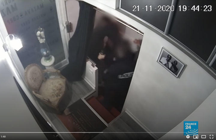 暴行の一部始終が監視カメラに捉えられていた　FRANCE 24 English/YOUTUBE