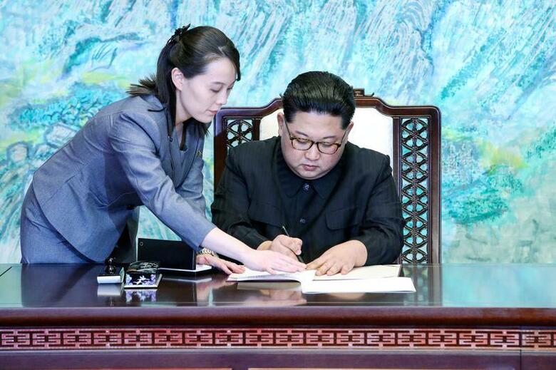 北朝鮮の金正恩朝鮮労働党委員長（右）の妹の金与正党第１副部長（左）が韓国に対する強硬姿勢を示す新たな役割を担っており、存在感を高めている。板門店で２０１８年４月代表撮影（２０１９年　ロイター）