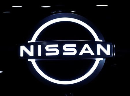 　１１月１２日、日産自動車は、２０２１年３月期通期の連結業績予想を上方修正し、純損益見通しを従来の６７００億円の赤字から６１５０億円の赤字に引き上げた。写真は同社のロゴ。横浜で７月撮影（２０２０年　ロイター／Issei Kato）