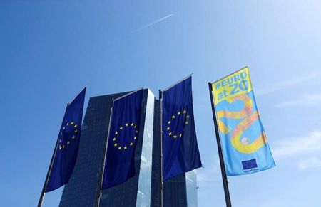 欧州中央銀行（ＥＣＢ）が１６日に公表した１２月の理事会の議事要旨では、政策当局者の経済発展に対する楽観的な見方が一段と強まる一方、超緩和策を正当化するリスクは依然として多いと見ていることが示された。フランクフルトのＥＣＢ本部で昨年７月撮影（２０２０年　ロイター/Ralph Orlowski）