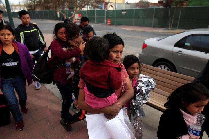 メキシコとの国境の町テキサス州エルパソにやってきた不法移民と子供たち（2018年12月25日）　Jose Luis Gonzalez-REUTERS