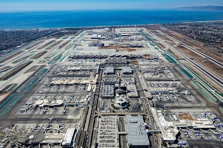 ロサンゼルス国際空港　Sean Pierce-Unsplash
