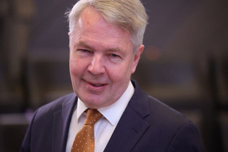 フィンランドとデンマークは5月17日、ロシアにおいて銀行口座が凍結されているため、両国の大使館は現金決済を強いられていると明らかにした。写真はフィンランドのハービスト外相。4月5日、ブリュッセルで代表撮影（2023年　ロイター）