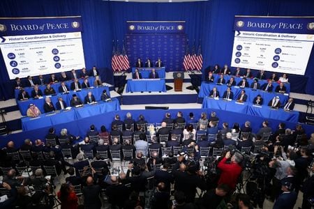 米国平和研究所で開催された会合に出席する米国のトランプ大統領、ヴァンス副大統領、ルビオ国務長官ら。２月１９日、ワシントンで撮影（２０２６年　ロイター/ケビン・ラマルク）