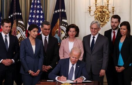 バイデン米大統領（中央・下）は、国内経済の競争促進を目的とした広範な大統領令に署名し、ハイテクや農業、医薬品、労働などの分野における反競争的行為を取り締まるよう各機関に指示した。写真は７月９日、ホワイトハウスで撮影（２０２１年　ロイター／Evelyn Hockstein）