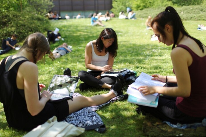 大学の近くに学生が部屋を借りるのはいまや至難の技（写真はイメージです）　Hannibal Hanschke-REUTERS