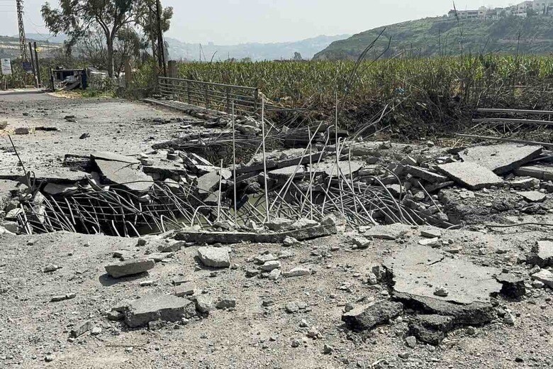 イスラエルの空爆で破壊されたリタニ川の橋（3月19日）　Ali Hankir-Reuters