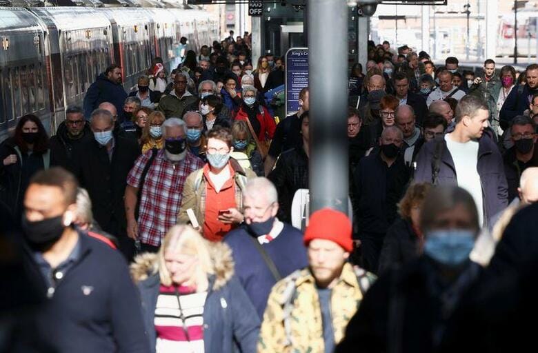 10月23日に公表された英政府のデータによると、過去1週間の英国の新型コロナウイルス新規感染者が7月以来の最多を記録した。ロンドンのキングスクロス駅で21日撮影（2021年　ロイター/Henry Nicholls）