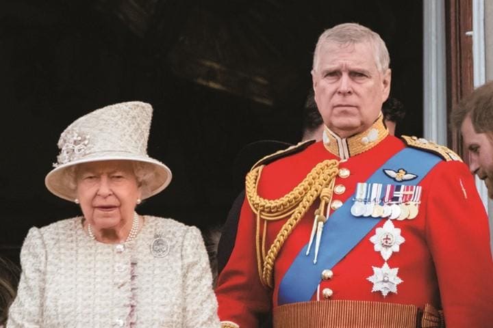 女王についに見限られたアンドルー王子（右）　SAMIR HUSSEINｰWIREIMAGE/GETTY IMAGES