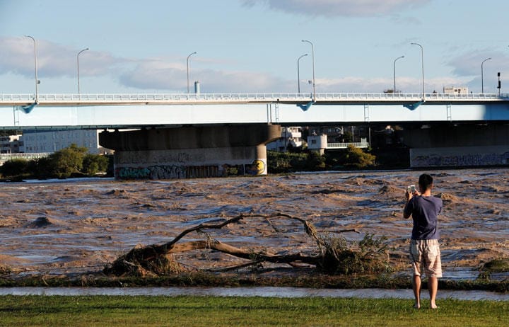 首都圏のすべての鉄道が運休したため避難勧告は見送られた（写真は台風19号で増水した多摩川、10月13日）　Kim Kyung-Hoon-REUTERS