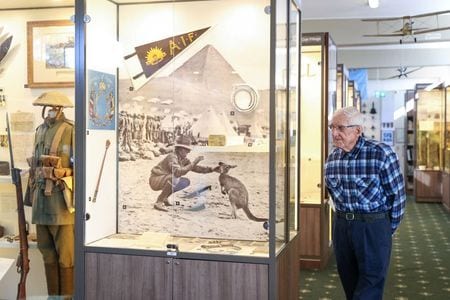 　オーストラリア・シドニー北部の海岸近くで暮らすリンゼイ・ダフティさん（写真）は、１８歳だった１９４２年２月、日本軍が同国への初の爆撃として北部港湾都市ダーウィンを奇襲した日に、爆弾を投下する爆撃機の操縦席パイロットの顔が見えたことをしっかり覚えている。写真はシドニーで７月撮影（２０２０年　ロイター／Loren Elliott）