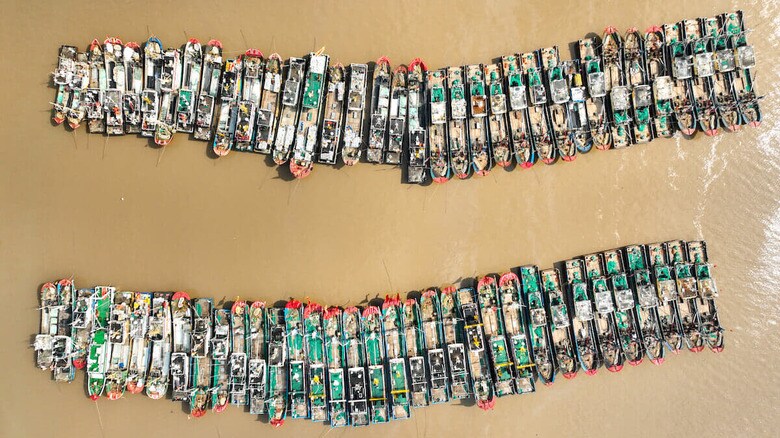 港に停泊する中国漁船（2月8日、浙江省舟山）　Photo by Costfoto