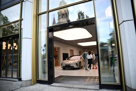 ９月１５日、ドイツの自動車生産が中国からの脅威にさらされている。写真は８月、ベルリンにある中国のＥＶメーカー蔚来汽車（ＮＩＯ）のショールームで撮影（２０２３年　ロイター/Annegret Hilse）