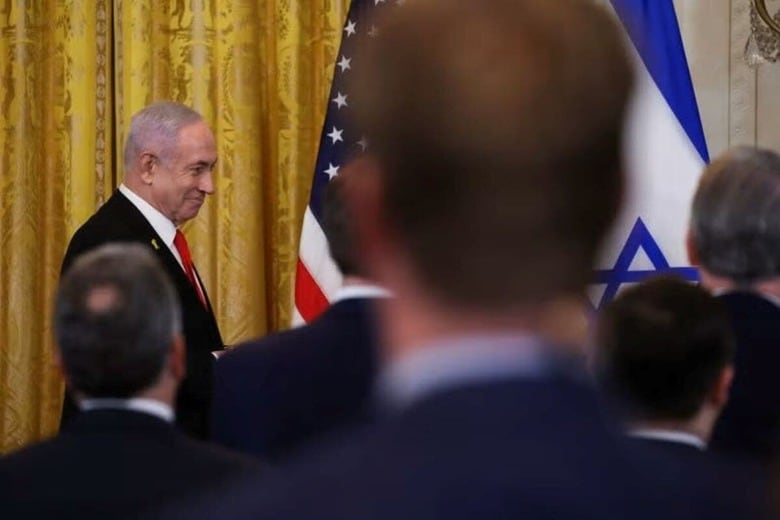 ２月５日、イスラエルのネタニヤフ首相はＦＯＸニューヨークとのインタビューで、パレスチナ自治区ガザのパレスチナ人を他の地域に移住させるトランプ米大統領の構想について、問題はないとの認識を示した。米ホワイトハウスで４日撮影（２０２５年　ロイター／Leah Millis）