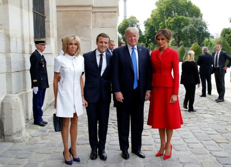 ６月１３日、トランプ米大統領（写真右から２番目）は、就任後初めて訪れたパリでフランスのマクロン大統領と会談し、国際的な温暖化対策の新たな枠組みである「パリ協定」からの離脱を決めた米国の姿勢の変更に含みを残した。写真は皇帝ナポレオンのひつぎも安置されるアンバリッド（廃兵院）で、両大統領夫妻。代表撮影（２０１７年　ロイター）