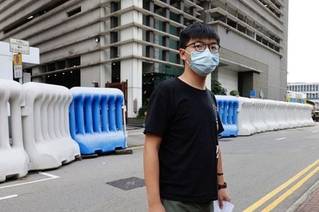 　９月２４日、香港警察は、民主活動家の黄之鋒（ジョシュア・ウォン）氏（２３歳）を逮捕した。黄氏のツイッターで明らかになった。写真は逮捕後、保釈され、警察署を後にする黄氏（２０２０年　ロイター/Tyrone Siu）