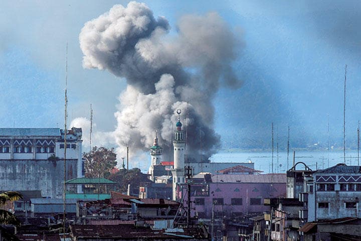 マラウィでの戦闘中に行われた空爆（17年6月）　JORGE SILVAーREUTERS