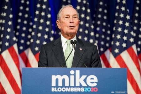 米民主党は３１日、同党の大統領候補者テレビ討論会の参加資格に関する新ルールを発表した。これによって、従来のルールではテレビ討論会の参加資格がなかったマイケル・ブルームバーグ前ニューヨーク市長（写真）が２月の討論会に参加する公算となった。バージニア州ノーフォークで昨年１１月撮影（２０２０年　ロイター/Joshua Roberts）