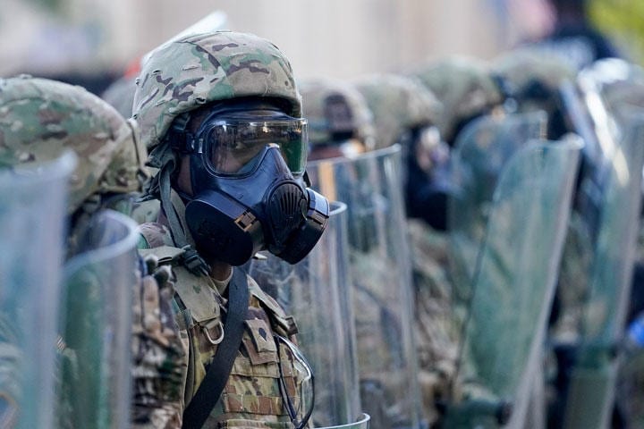 ケンタッキー州ルイビルでデモに備える州兵部隊（今年5月）　Bryan Woolston-REUTERS