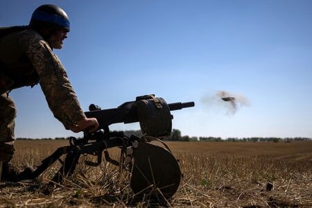 　ロシアは８月１７日、西部クルスク州でウクライナが原子力発電所への攻撃を計画し、そうした「挑発」の責任をロシアに負わせるつもりだと非難した。インタファクス通信が伝えた。写真はウクライナ兵の演習の様子。同日、ウクライナ東部スムイ州で撮影（２０２４年　ロイター/Thomas Peter）