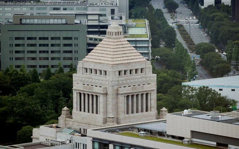 新型コロナウイルス対策の「持続化給付金」の事業委託について、一部野党が不透明だと問題視し、政府が説明を迫られる事態となっている。写真は国会議事堂。2016年7月撮影(2020年　ロイター/Toru Hanai)