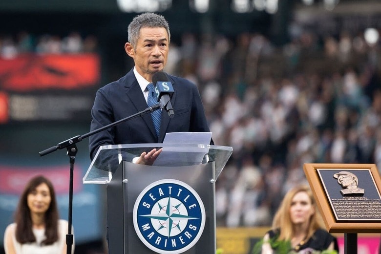 マリナーズ球団殿堂入り式典でスピーチするイチロー（2022年8月）　Steven Bisig-USA TODAY Sports-Reuters
