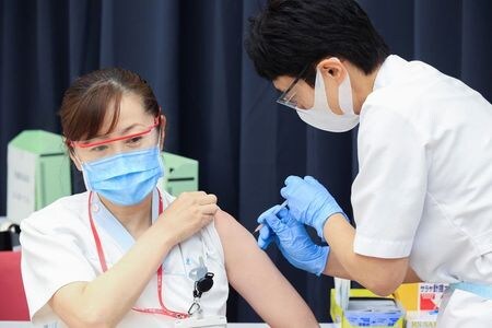 東京都は１７日、新たに４０９人の新型コロナウイルス感染が確認されたと発表した。写真は、都内で医療従事者に行われたワクチン接種の現場。２０２１年３月５日に撮影。（２０２１年　ロイター／Yoshikazu Tsuno/Pool via REUTERS）