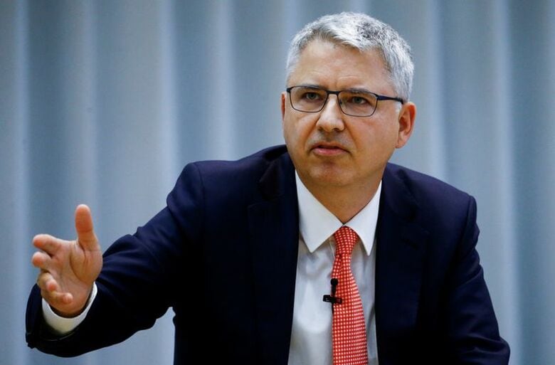写真はスイスの製薬大手ロシュのセベリン・シュバン会長。2021年9月、スイスのバーゼルで撮影。 REUTERS/Arnd Wiegmann