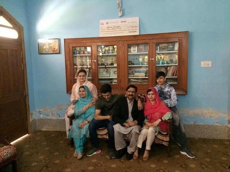 ３月３１日、パキスタン北西部スワト渓谷にある故郷の町を訪れたマララさん（右）と家族ら（２０１８年　ロイター）