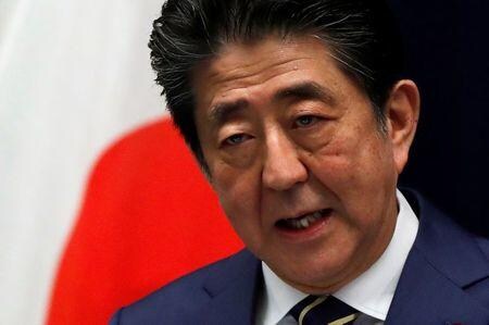 安倍晋三首相は２８日夕、新型コロナウイルス対策について会見し、日本の現状について「ぎりぎり持ちこたえている」と述べ、緊急事態宣言を出す段階ではないとの認識を示す一方、「気を緩めれば急拡大してもおかしくない」と語った。写真は３月２８日、首相官邸で撮影（２０２０年　ロイター/Issei Kato）