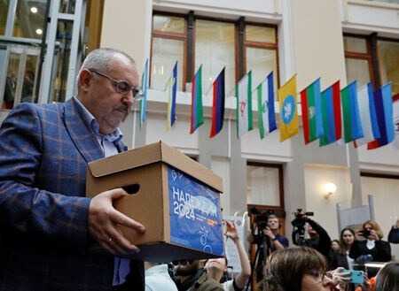 反戦を掲げて今年３月のロシア大統領選挙への立候補を目指しているボリス・ナジェージュジン氏は３１日、立候補に必要な１０万人以上の署名を集め、中央選挙管理委員会に提出したと表明した。中央選管に提出するナジェージュジン氏、３１日撮影。（2024年　ロイター/Shamil Zhumatov）