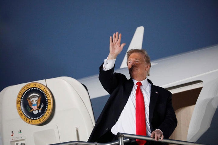 5月24日、トランプ米大統領が、新天皇即位後初の国賓として25日から28日まで日本を訪れる。写真は専用機で手を振る同大統領。ペンシルベニア州 で20日撮影（2019年　ロイター／Carlos Barria）