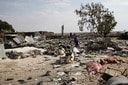 １０月２７日、ヨルダン軍の攻撃で３人の子どもを含む一家４人が死亡したと報じられたシリア南部ダラア県アル・ミスマイアの現場　REUTERS/Khalil Ashawi