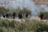 イスラエル人入植者、ヨルダン川西岸でオリーブ収穫中の村人襲撃