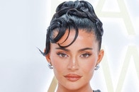 谷間が丸出し...カイリー・ジェンナーの過激水着にネット騒然　「まるで裸」の砂浜ショットも