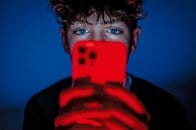 16歳未満はSNS禁止へ──イギリスが親ではなくプラットフォームに責任を求める理由