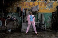 【写真特集】コンゴの女性版サプールが闊歩する砂煙のランウェイ