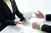 「ちゃん付け・くん付け」「結婚は？」いまだ世代間ギャップもある！セクハラ発言一覧