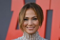 【写真】【動画】谷間が丸出し...ジェニファー・ロペスの過激衣装にネット騒然　パフォーマンスも「必死すぎ」と酷評