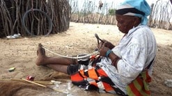 お墓はいらない、埋葬後に遺族は遠い場所へお引越し...ブッシュマンの驚きの「弔い方」とは？