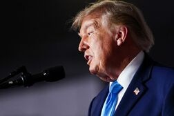 トランプ氏「誤解された」、イランがロス「壊滅」可能発言巡り