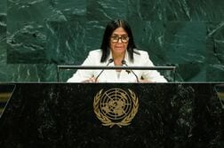 ベネズエラ暫定大統領、選挙実施を約束　「完全な民主主義」に移行へ