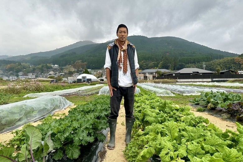 由布院の自家農園「エノワファーム」に毎日通い新鮮な野菜を収穫するシェフのジャムツォ　SATOKO KOGUREｰNEWSWEEK JAPAN