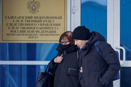 　北極圏の刑務所で亡くなったロシアの反体制派指導者アレクセイ・ナワリヌイ氏の遺体が、死亡から９日目となる２４日に母親のリュドミラさん（左）に引き渡された。ヤマロ・ネネツ自治管区サレハルドで１９日撮影（２０２４年　ロイター/）