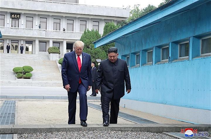 トランプ米大統領と北朝鮮の金正恩朝鮮労働党委員長は先月３０日に南北軍事境界線がある板門店で会談し、核問題に関する協議を再開して交渉チームを設置することで合意した。写真は板門店で6月30日撮影（2019年　ロイター/KCNA via REUTERS）