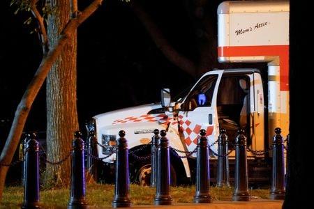 米当局は２３日、首都ワシントンのホワイトハウス近くの防護柵にトラックが衝突した事件で、運転手が「故意に衝突した可能性が判明した」とし、大統領を脅迫した罪で起訴したと発表した。ワシントンで撮影（２０２３年　ロイター/Nathan Howard）