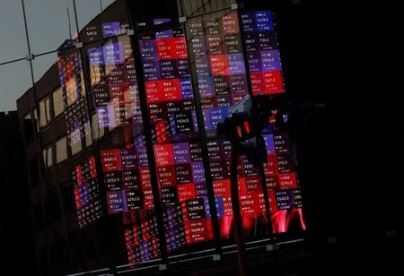 　9月１１日、日銀による早期の政策修正への思惑が浮上し、株式市場では戸惑う声が多数聞かれる。写真は都内の株価ボード前で２０２２年１２月撮影（２０２３年　ロイター/Issei Kato）