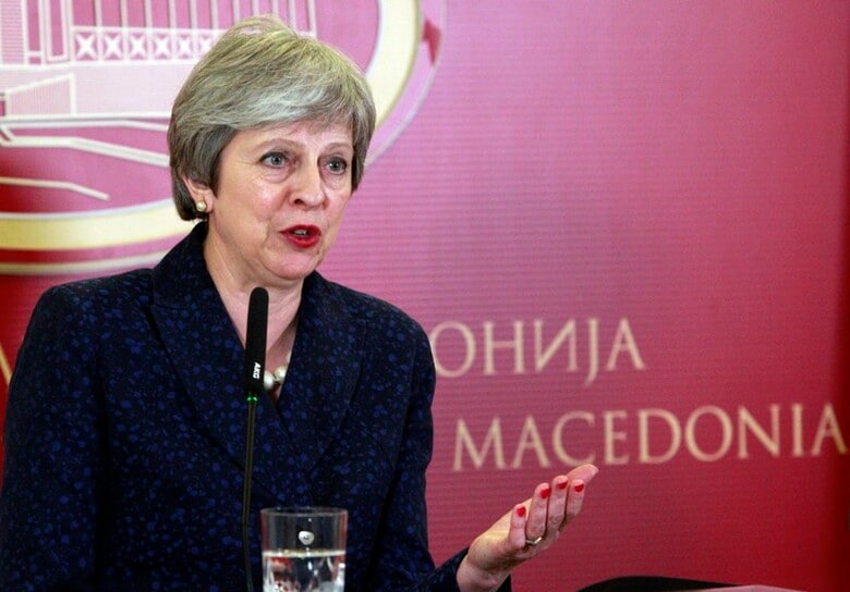 　５月１７日、英国のメイ首相は、欧州連合（ＥＵ）離脱後にＥＵ間税同盟から脱退する方針をあらためて示した。また、関税を巡る英国としての提案を近く提示する意向をＥＵ側に伝えた。マケドニアのスコピエで会見する同首相（2018年　ロイター／Ognen Teofilovski）