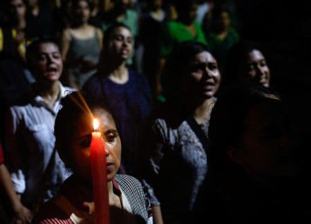 インド東部・西ベンガル州の州都コルカタで先週、研修医が性的暴行を受け殺害された事件を巡り、医療関係者は抗議のために過去最大規模となるストライキに入ると表明した。写真はコルカタの大学で１５日、同事件を非難する集会で撮影（２０２４年　ロイター／Sahiba Chawdhary）